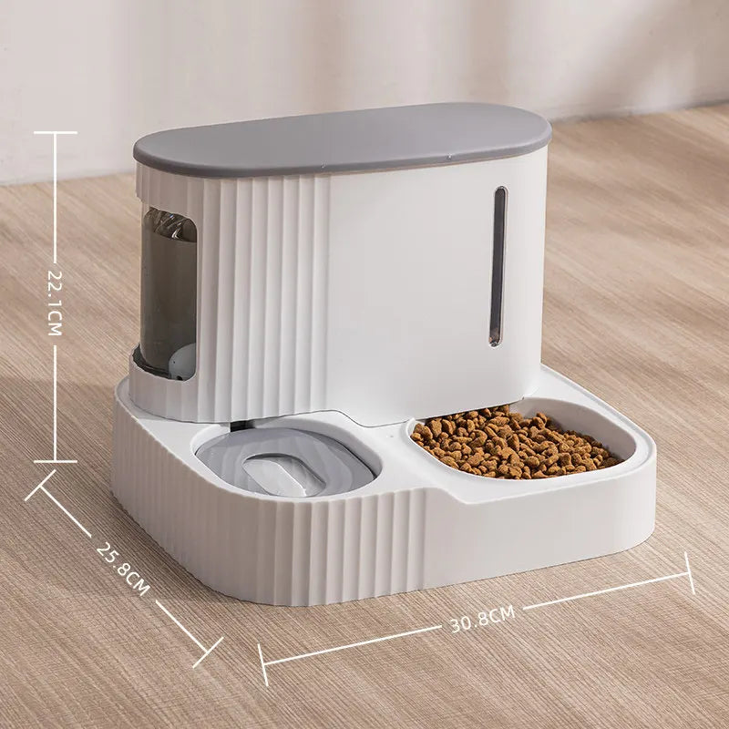 Large capacity gravity pet feeder